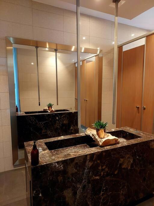 D1Mension 3Br Luxury Condo City Center In Dist 1 Хошимин Экстерьер фото